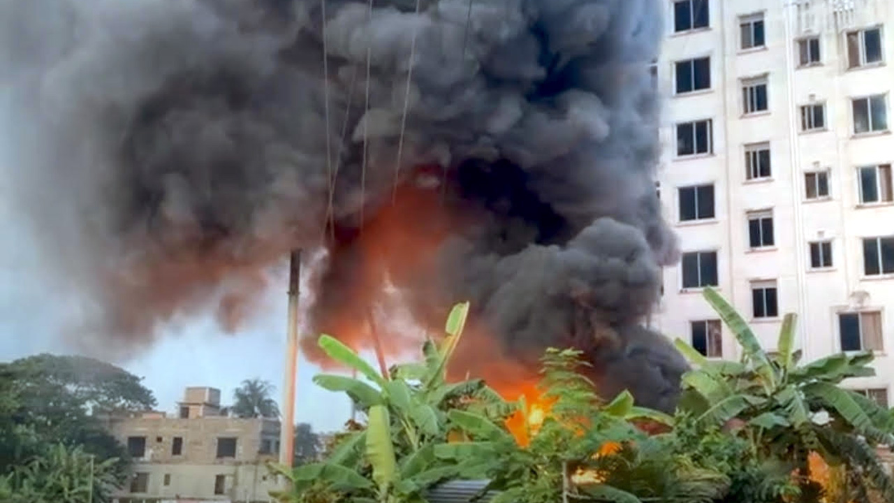 চট্টগ্রামে বাসায় আগুন, নিয়ন্ত্রণে ফায়ার সার্ভিসের ৪ ইউনিট